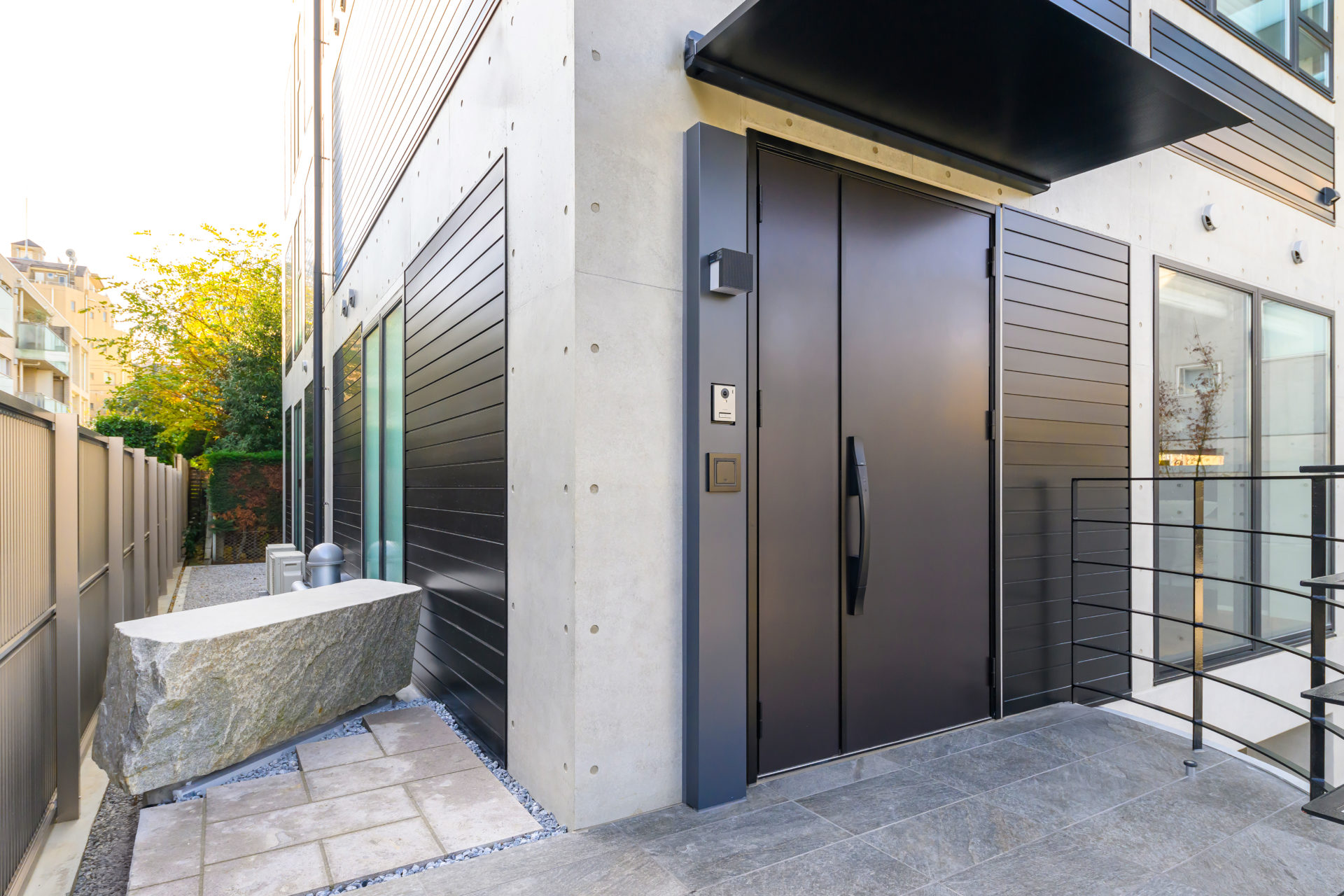 H RESIDENCEの玄関。都市型住宅の外部空間。（設計監理：an DeSign & Associates）