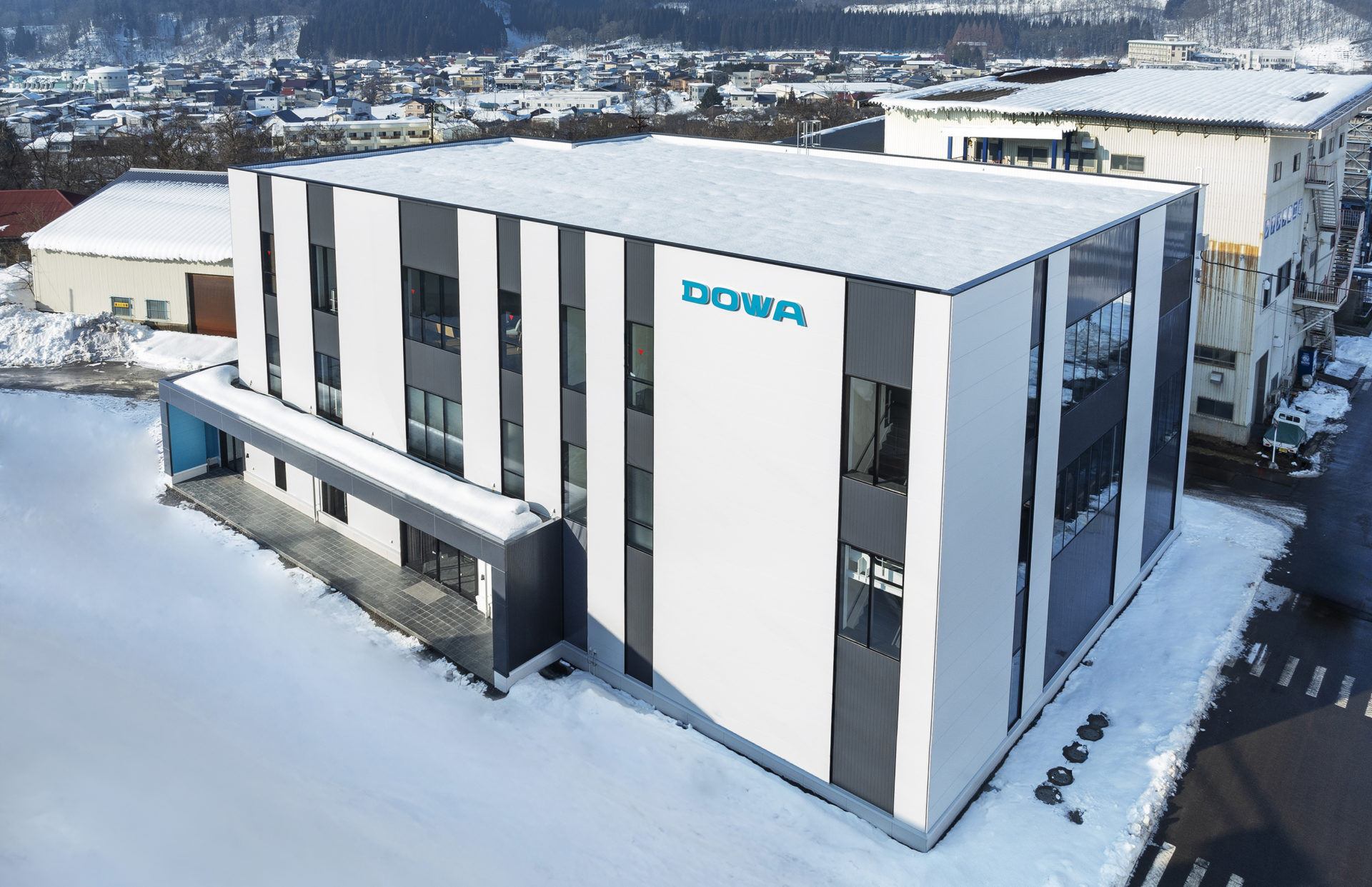 秋田県小坂町に建つDOWAメタルマイン 製錬技術センター外観。AN DeSign & Associates によるデザイン監修。