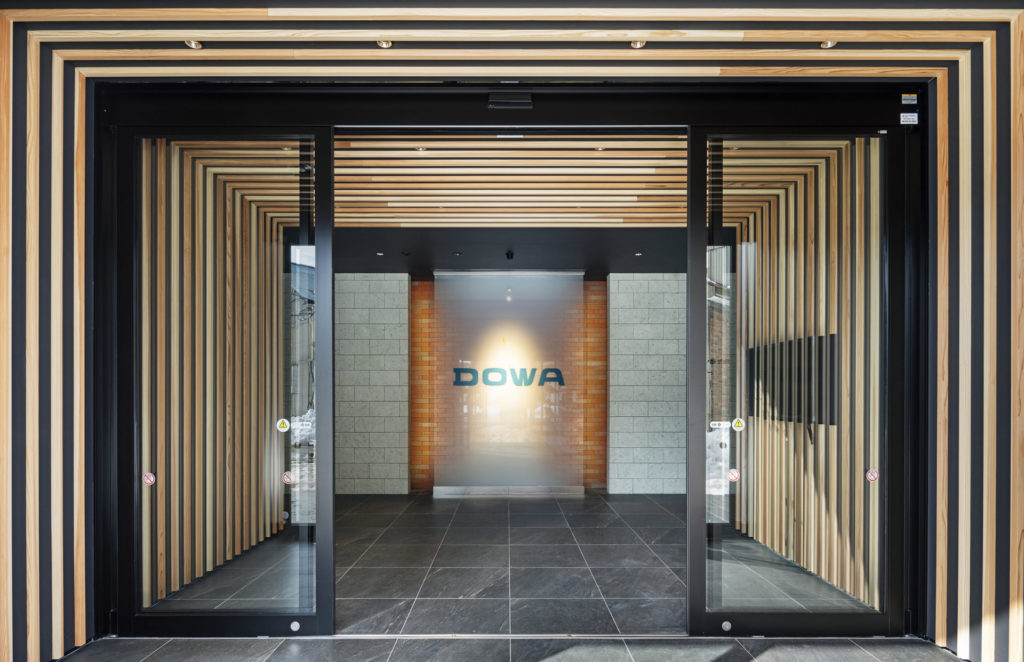 秋田県小坂町に建つDOWAメタルマイン 製錬技術センターエントランス。AN DeSign & Associates によるデザイン監修。