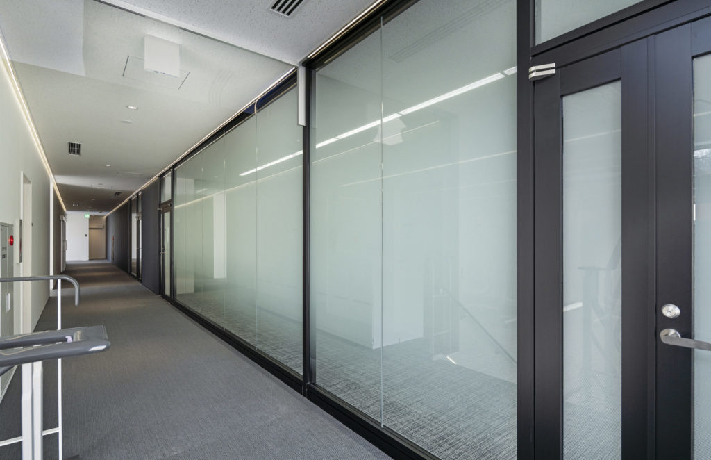 秋田県小坂町に建つDOWAメタルマイン 製錬技術センター内観。AN DeSign & Associates によるデザイン監修。