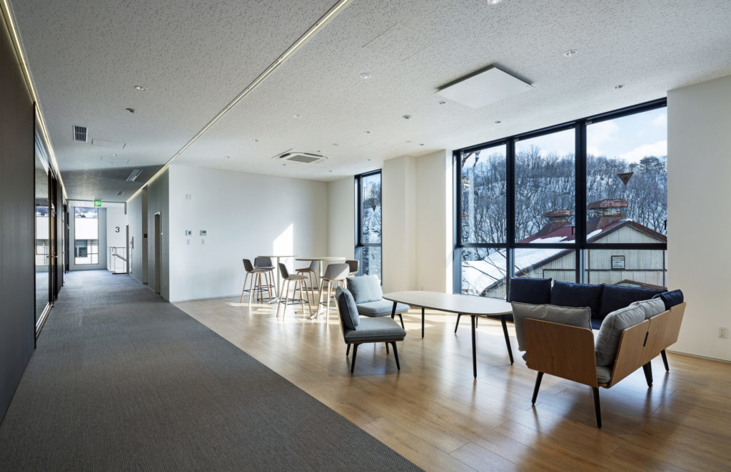 秋田県小坂町に建つDOWAメタルマイン 製錬技術センター内観。AN DeSign & Associates によるデザイン監修。