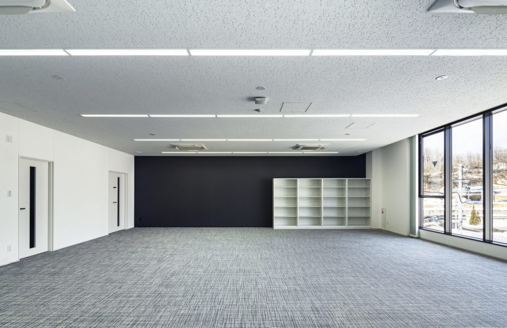 秋田県小坂町に建つDOWAメタルマイン 製錬技術センター内観。AN DeSign & Associates によるデザイン監修。