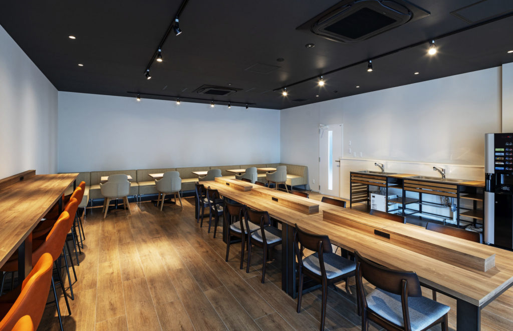 秋田県小坂町に建つDOWAメタルマイン 製錬技術センター 食堂ラウンジ。AN DeSign & Associates によるデザイン監修。