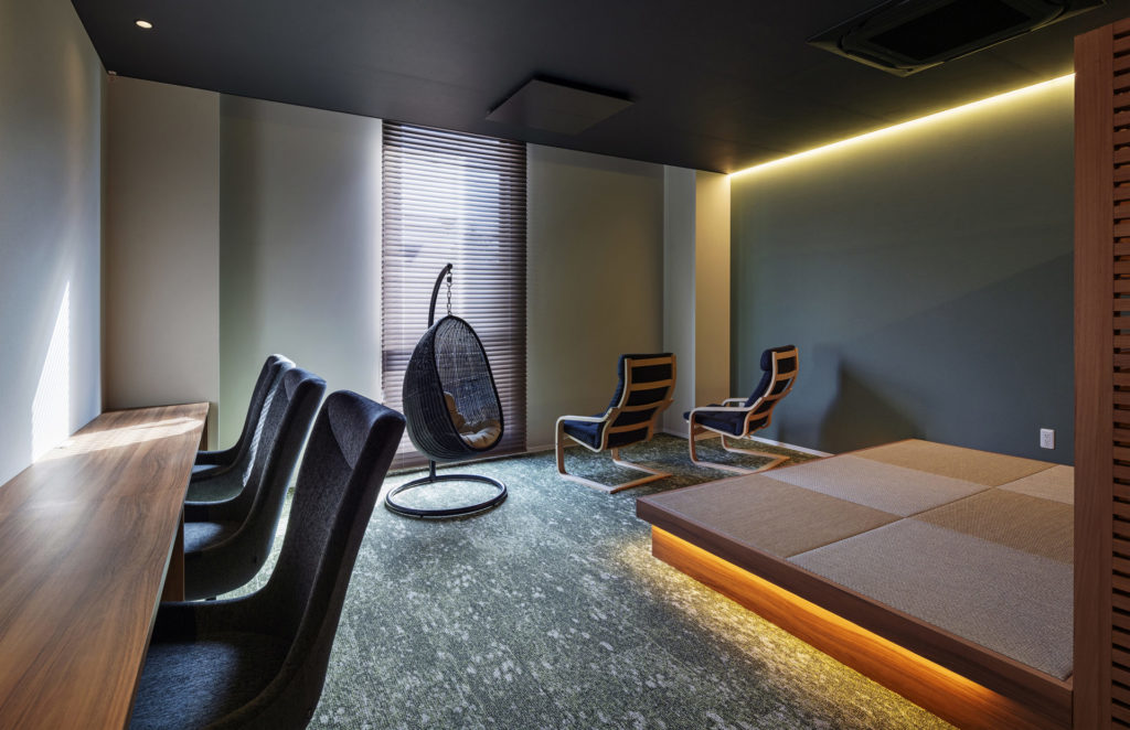 秋田県小坂町に建つDOWAメタルマイン 製錬技術センター リフレッシュスペース。AN DeSign & Associates によるデザイン監修。